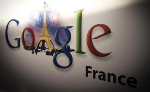 Le logo de Google à Paris, en décembre 2013