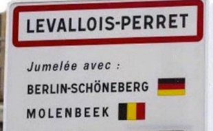 Capture d'écran du panneau affichant le jumelage entre Levallois-Perret (Hauts-de-Seine) et Molenbeek, en Belgique.