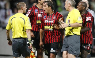 Cyril Rool et les joueurs de Nice, protestant contre les arbitres du match Lyon - Nice (3-2) le samedi 13 septembre 2008, lors de la 5e journée de Ligue1.