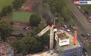 L'incendie a sectionné les câbles soutenant une partie de la grue.