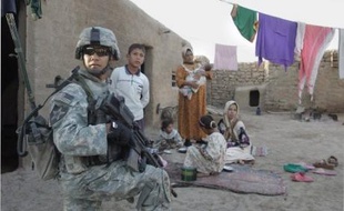 L'armée américaine, mise en cause cette semaine pour deux incidents, a regretté samedi les victimes civiles provoquées par la guerre lancée contre Al-Qaïda en Irak, alors même qu'elle a annoncé avoir tué récemment un de ses chefs.