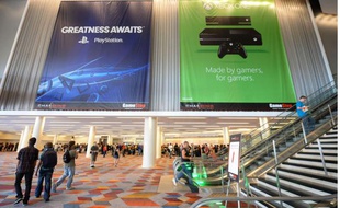 Bannières pour les consoles PS4 et Xbox One, à Las Vegas, le 28 août 2013.