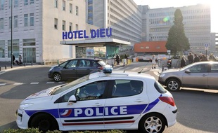 Le cambrioleur a été hospitalisé au CHU de Nantes.