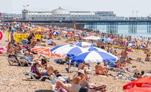 Pour certains, mater à la plage ou aux terrasses des cafés quand on est en couple est un crime de lèse-majesté.