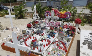 La tombe de Johnny Hallyday sur l'île de Saint-Barthélemy dans les Antilles françaises.