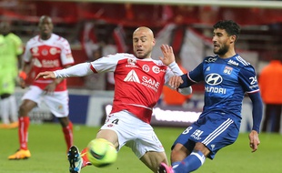Le Rémois Kankava au duel avec Nabil Kéklir.