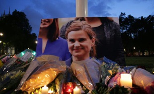 Des fleurs déposées près du Parlement le 16 juin 2016 à Londres, en hommage à la députée Jo Cox