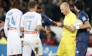 L'arbitre Anthony Gautier, distribue un carton rouge à Rod Fanni, lors d'un match de Coupe de la Ligue entre l'OM et le PSG, le 31 octobre 2012 à Paris.