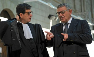 L'ancien maire de La Faute-sur-Mer, René Marratier, et son avocat, Didier Sabin (G), le 19 novembre 2015 au tribunal à Poitiers