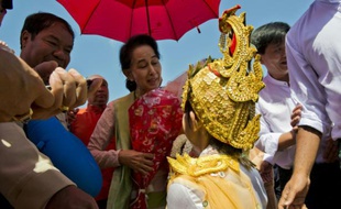 L'opposante Aung San Suu Kyi, lors d'un meeting à Tachileik, en Etat Shan, dans l'est de la Birmanie, le 21 octobre 2015