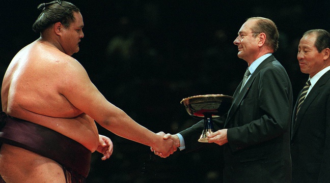 648x360_sumo-chirac-remet-la-coupe-a-akebono-nebinger-photographe-france-paris-bercy-sumo-chirac-jacques