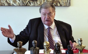 Georges Frêche, dans son bureau au conseil régional de Montpellier, le 29 janvier 2010.