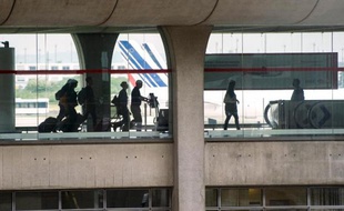 Les aéroports français ont accueilli une affluence record de 172 millions de passagers en 2013 (+2%), signe que le transport aérien est "l'un des secteurs les plus dynamiques et porteurs de croissance de l’économie nationale", a annoncé leur association mardi.