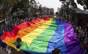 Un rainbow flag. (Illustration)