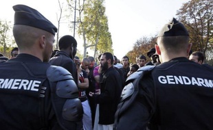 Une manifestation non autorisée samedi près de l'ambassade américaine à Paris a donné lieu à quelques violences et conduit à 150 interpellations de personnes protestant contre un film islamophobe qui a embrasé le monde musulman.
