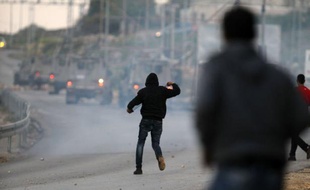Des affrontements ont opposé vendredi des manifestants palestiniens aux forces israéliennes à Jérusalem-Est et en Cisjordanie, où environ 35 personnes ont été blessées et plusieurs arrêtées, selon des sources palestiniennes.