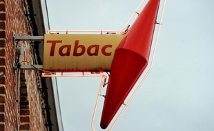 Les anti-tabac attendent l'arbitrage du président sur la question du tabac, espérant que le 3e plan cancer renouera avec le 1er plan cancer qui avait "déclaré la guerre" au tabac grâce à une hausse significative du prix