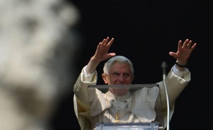 Le pape Benoît XVI a appelé dimanche l'Eglise et tous ses membres à "se renouveler" et à "se réorienter vers Dieu en reniant l'orgueil et l'égoïsme", lors de l'avant-dernier Angélus précédant sa démission prévue le 28 février.