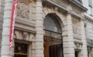 Au passage, la Cour épingle la réforme de l'assurance maladie de 2004 qui visait notamment à "infléchir la croissance de la consommation de soins en augmentant la charge directe des ménages"