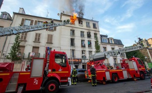Les pompiers luttent contre l'incendie d'un immeuble le 6 juin 2016 à Saint-Denis