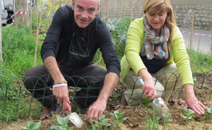 Paris, le 14 avril 2017. Michel et Fatima, à l'œuvre dans le jardin de la rue Charenton.