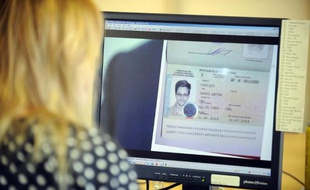 Le président russe Vladimir Poutine a estimé mercredi qu'Edward Snowden, l'ex-consultant du renseignement américain qui a trouvé refuge en Russie, était un "défenseur des droits de l'Homme" incompris par les Etats-Unis.