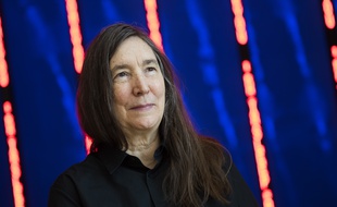 L'artiste Jenny Holzer est l'une des 7.000 signataires de la lettre ouverte intitulée «Not surprised» (en référence à l'une de ses oeuvres) qui dénonce le harcèlement sexuel dans le milieu de l'art, le 30 octobre 2017.