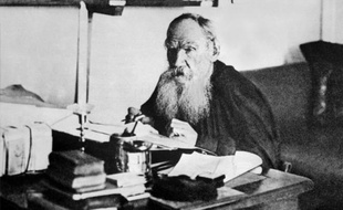 Léon Tolstoï, romancier et auteur dramatique russe, écrit dans son cabinet de travail à Iasnaîa Poliana en 1909