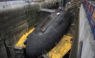 Illustration d'un sous-marin nucléaire lanceur d'engin sur le site de l'île Longue dans la rade de Brest.