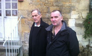 Philippe Guilbert (au premier plan), 47 ans, au chômage depuis 10 ans, et Jacques Legrain, président de la communauté de communes Entre Nièvres et forêts.