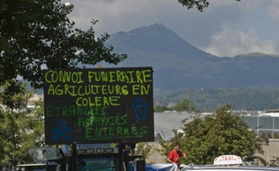 Pancarte déployée sur un barrage de producteurs agricoles le 23 juillet 2015 à Clermont-Ferrand