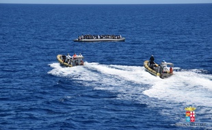 Opération de sauvetage de la marine italienne au large de la Sicile le 11 avril 2016