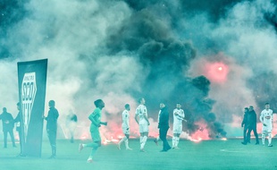L'avant-match a eu des allures de chaos généralisé, vendredi sur la pelouse du Chaudron. PHILIPPE DESMAZES
