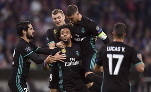Marcelo félicité par ses coéquipiers après son égalisation à Munich.