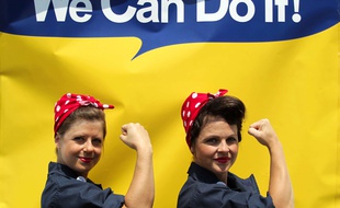 Symbole féministe, Rosie la riveteuse incarne la capacité des femmes à pouvoir remplacer les hommes sur n'importe quelle tâche.