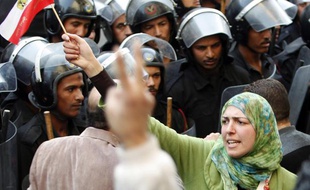 Une jeune femme agite le drapeau égyptien lors d'une manifestation au Caire, le 26 janvier 2011
