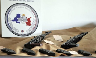 Dix fusils d'assaut kalachnikov ont été découverts dimanche soir dans le coffre d'une voiture prise en chasse par des policiers de la BAC dans le nord de Marseille, une saisie qualifiée d'importante lundi par les autorités locales