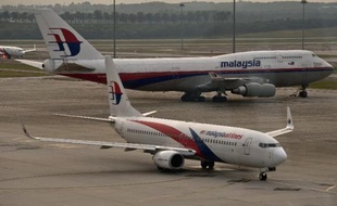 Un boeing 737 de la Malaysia Airlines, au premier plan