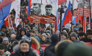La candidate à l'élection présidentielle russe Ksenia Sobchak, au centre, lors d'une marche en hommage à l'opposant assassiné en 2015 Boris Nemtsov, le 25 février à Moscou.