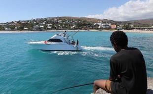 Un bateau de plaisance devant la ville réunionaise de Saint-Gilles, le 10 août 2012