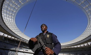 Un membre des forces de l'ordre aux aguêts, dans le stade du Cap, en Afrique du Sud, le 29 avril 2010.
