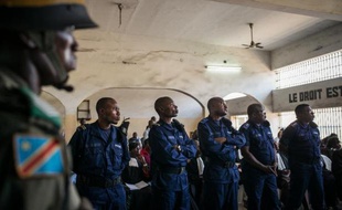 Les cinq policiers, suspectés d'avoir tué le défenseur des droits de l'Homme congolais Floribert Chebeya et son chauffeur, lors du procès en appel à Kinshasa le 21 avril 2015