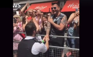 En plein défilé de la Pride parade à Londres, un policier s'est arrêté pour demander son petit-ami en mariage.