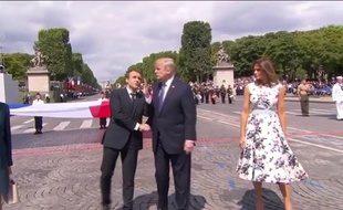 La (nouvelle) poignée de main folle de Donald Trump - Le Rewind