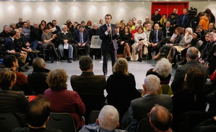 Le président Emmanuel Macron s'est longuement invité jeudi à un débat citoyen à Bourg-de-Péage (Drôme).