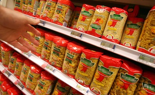 Rayon des pâtes alimentaires dans un supermarché.