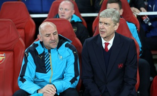 Arsène Wenger et Arsenal ont pris un avion pour leur déplacement à Norwich. Durée du trajet: 14 minutes.