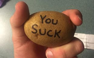 «Tu crains», message personnalisé sur une pomme de terre.