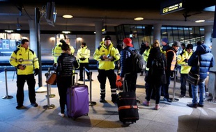 La police contrôle les identités des passagers le 4 janvier 2016 à la gare de Kastrup, à l'aéroport de Copenhague
