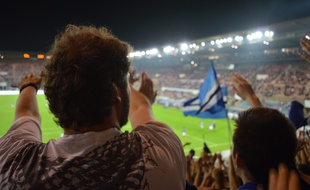 En 2016, le kop du Racing est parti de son historique quart de virage de la Meinau pour s'emparer de toute la partie haute de la tribune Ouest. Illustratio